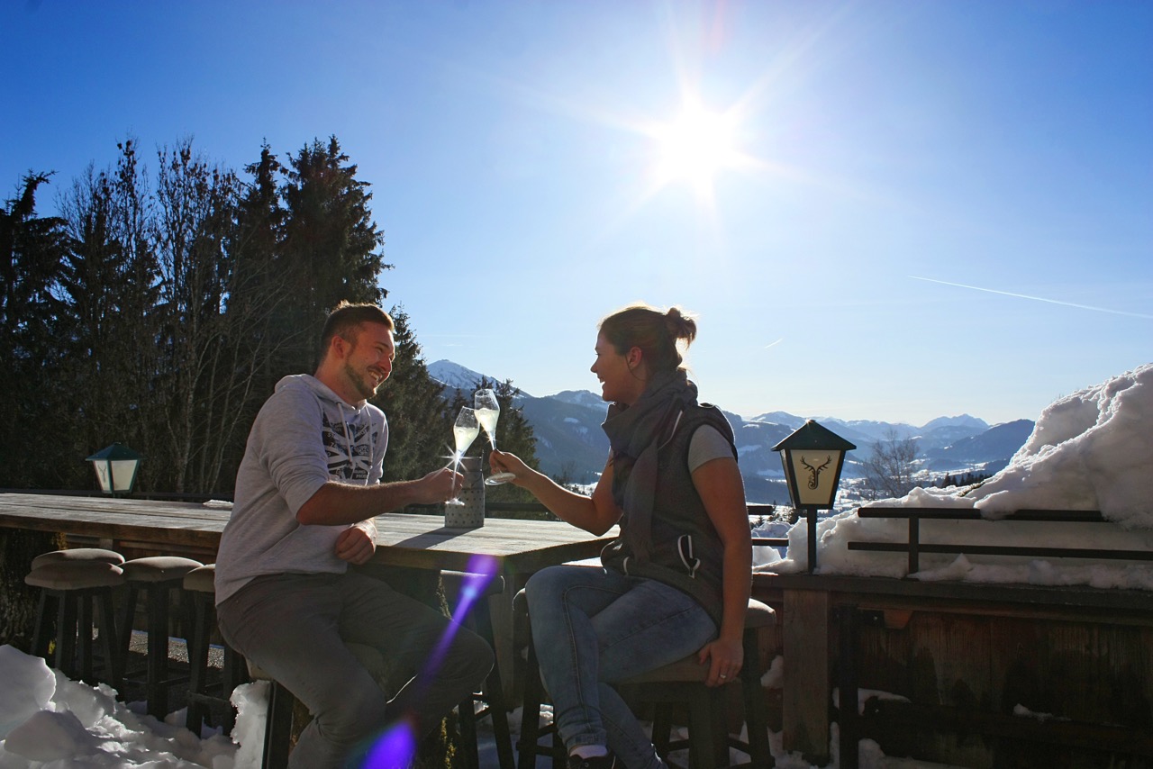 Jägerwirt Scheffau Restaurant - Unsere Terrasse ist auch im Winter traumhaft schön